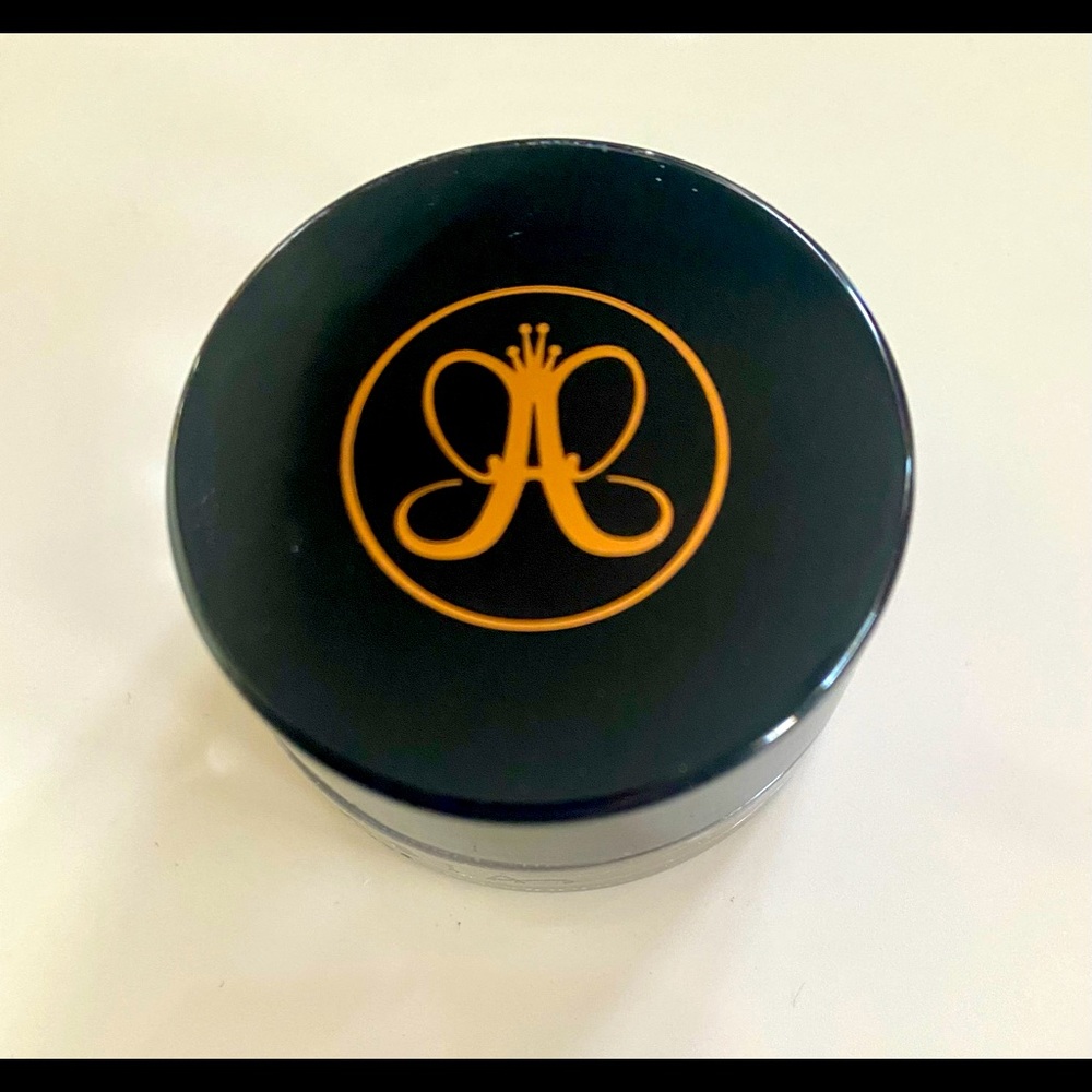 Anastasia Dipbrow Pomade in color Soft Brown.